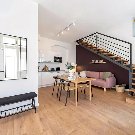 Two Designer Centre Apartment *