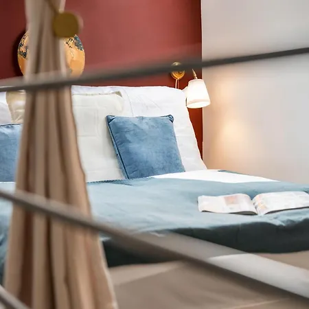 Two Designer Centre Apartment *